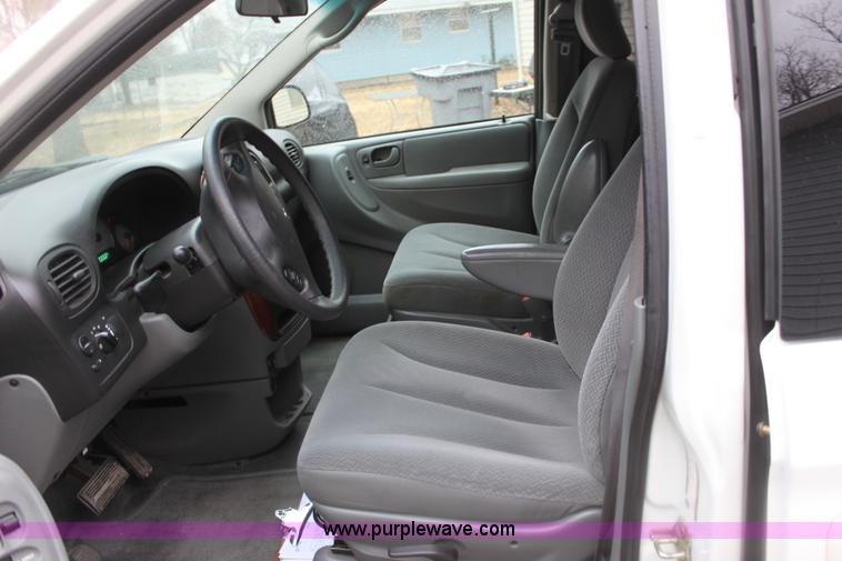 image for item A7309 2005 Chrysler Town & Country LX mini van