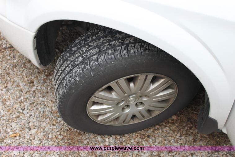 image for item A7309 2005 Chrysler Town & Country LX mini van