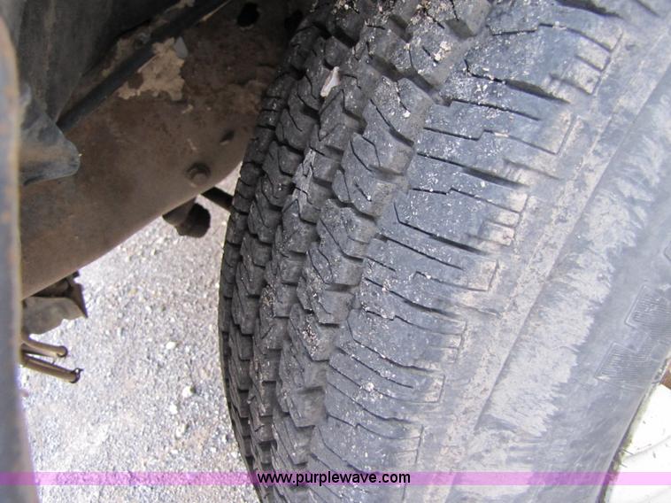 image for item B2221 1999 Ford F250 Super Duty crew cab pickup truck