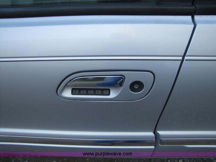 image for item B2222 2001 Lincoln Continental