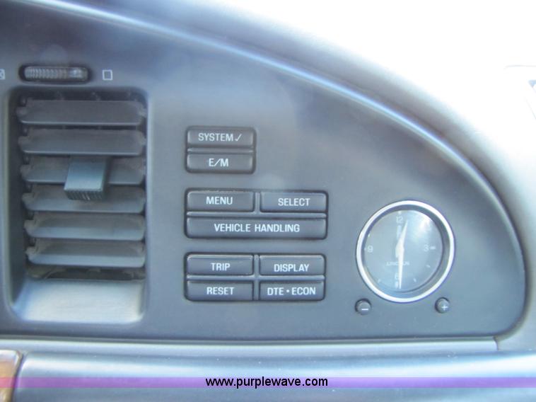 image for item B2222 2001 Lincoln Continental