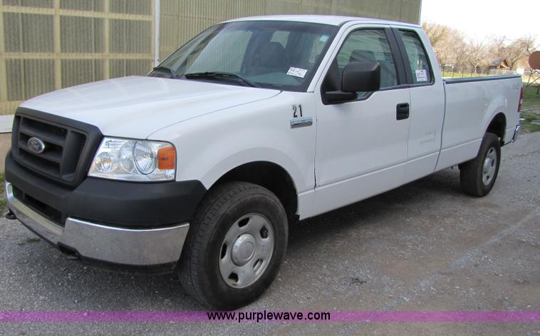 image for item B2224 2005 Ford F150 SuperCab pickup truck