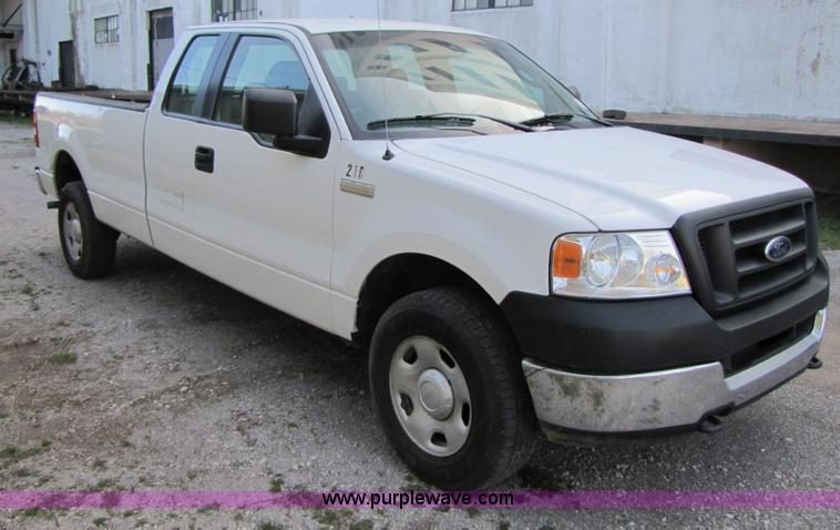 image for item B2224 2005 Ford F150 SuperCab pickup truck
