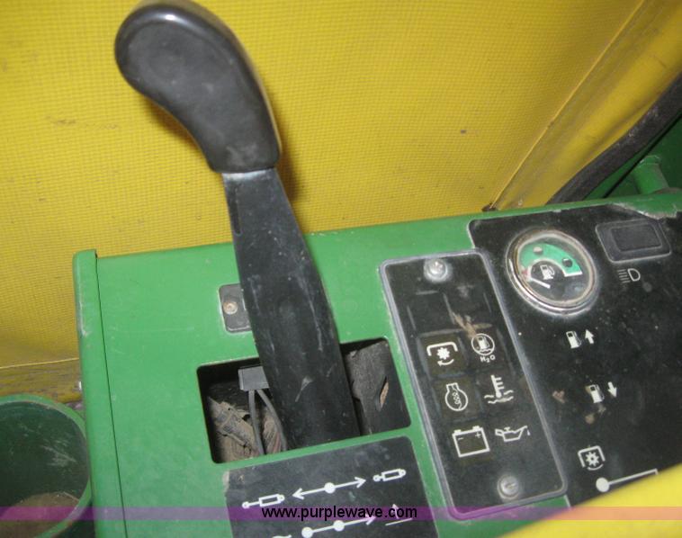 image for item B5750 1994 John Deere F925 front deck mower