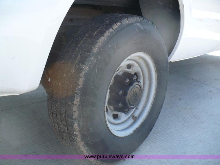 image for item B6315 2001 Ford F-250 Super Duty pickup truck