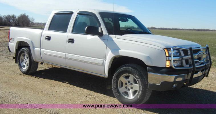 image for item C4013 2004 Chevrolet Silverado K1500 Z71 Off Road crew cab pickup truck