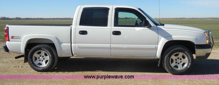 image for item C4013 2004 Chevrolet Silverado K1500 Z71 Off Road crew cab pickup truck