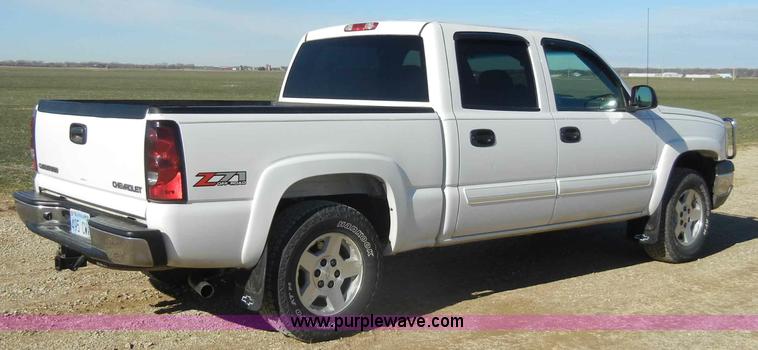 image for item C4013 2004 Chevrolet Silverado K1500 Z71 Off Road crew cab pickup truck