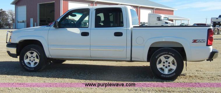 image for item C4013 2004 Chevrolet Silverado K1500 Z71 Off Road crew cab pickup truck