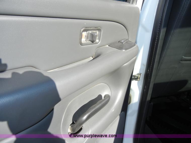 image for item C4013 2004 Chevrolet Silverado K1500 Z71 Off Road crew cab pickup truck