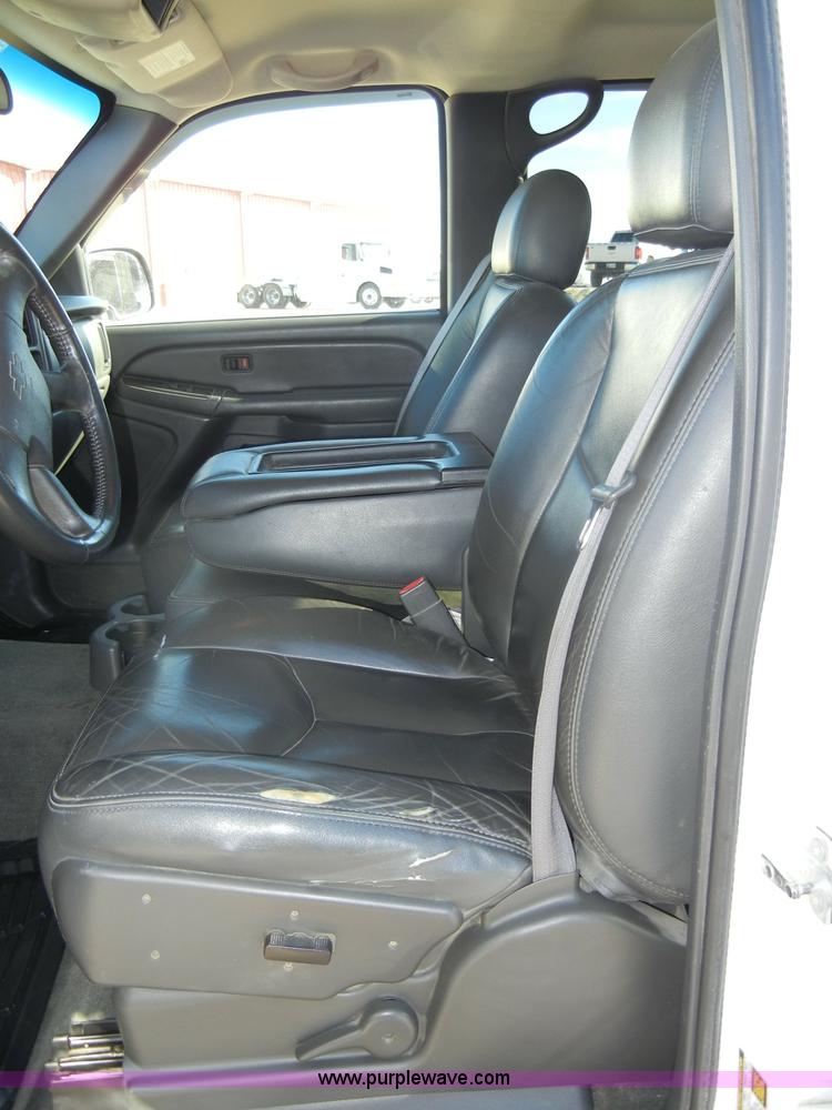 image for item C4013 2004 Chevrolet Silverado K1500 Z71 Off Road crew cab pickup truck