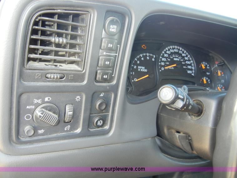 image for item C4013 2004 Chevrolet Silverado K1500 Z71 Off Road crew cab pickup truck