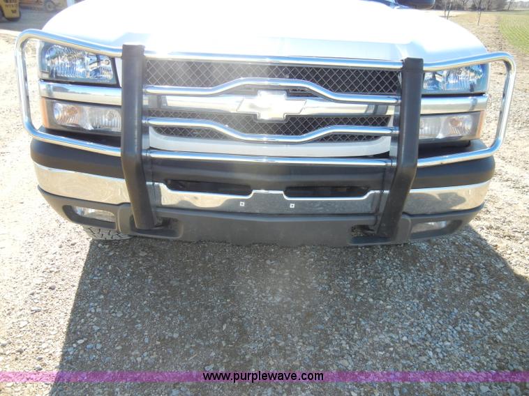 image for item C4013 2004 Chevrolet Silverado K1500 Z71 Off Road crew cab pickup truck