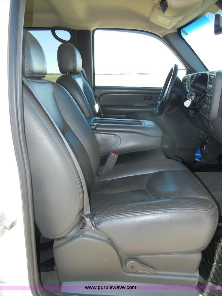 image for item C4013 2004 Chevrolet Silverado K1500 Z71 Off Road crew cab pickup truck