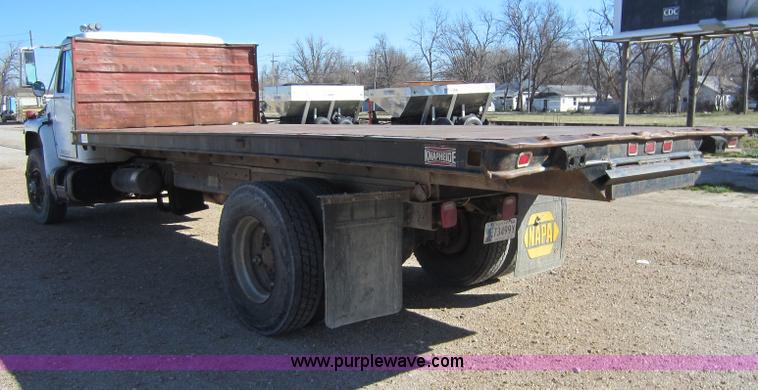 image for item C5337 1985 International S1900 flatbed truck