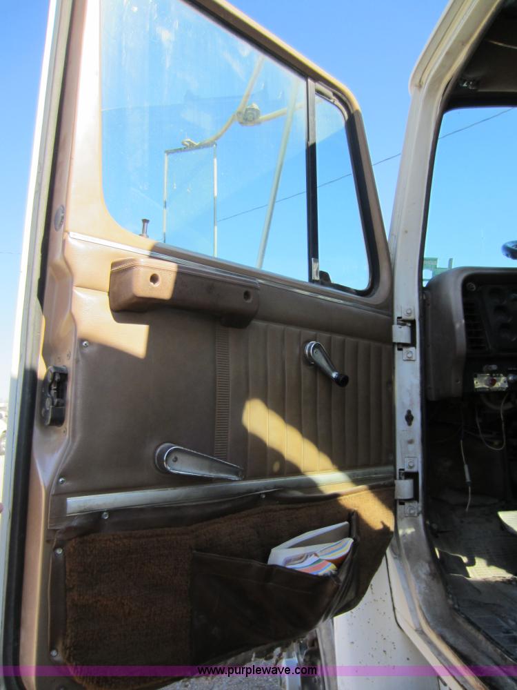 image for item C5337 1985 International S1900 flatbed truck