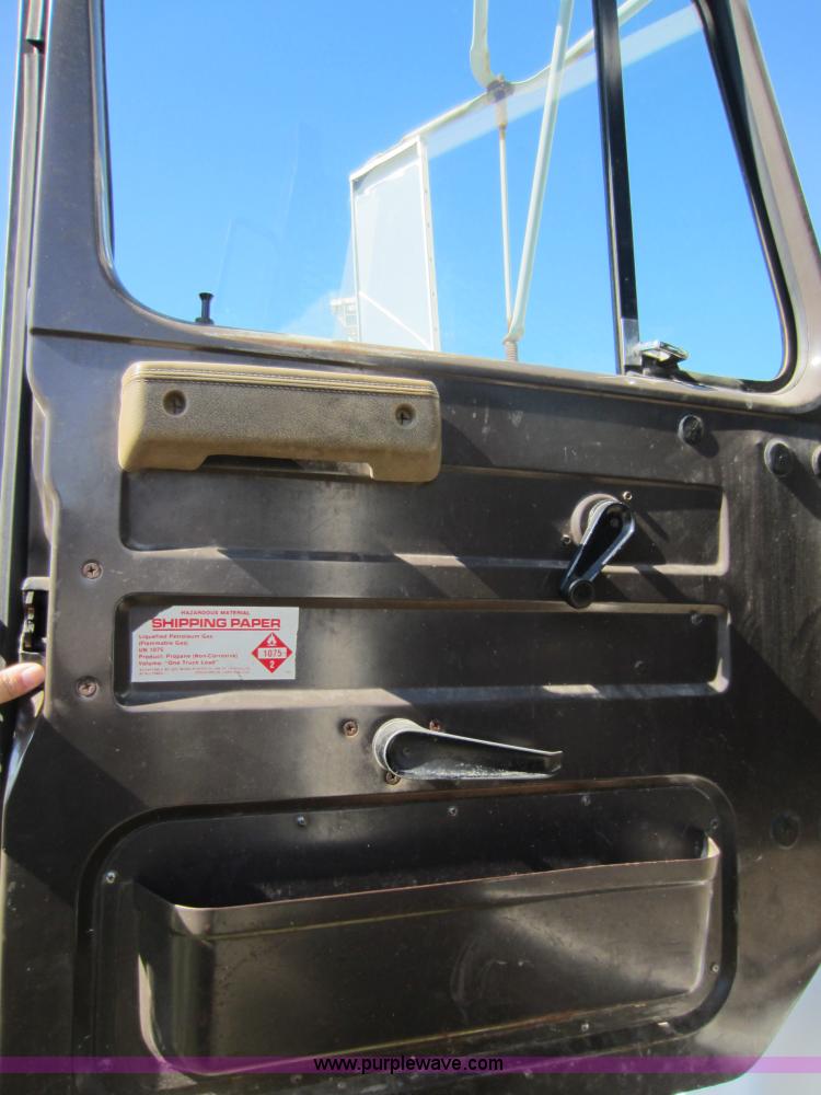 image for item C5339 1991 International 4700 flatbed truck