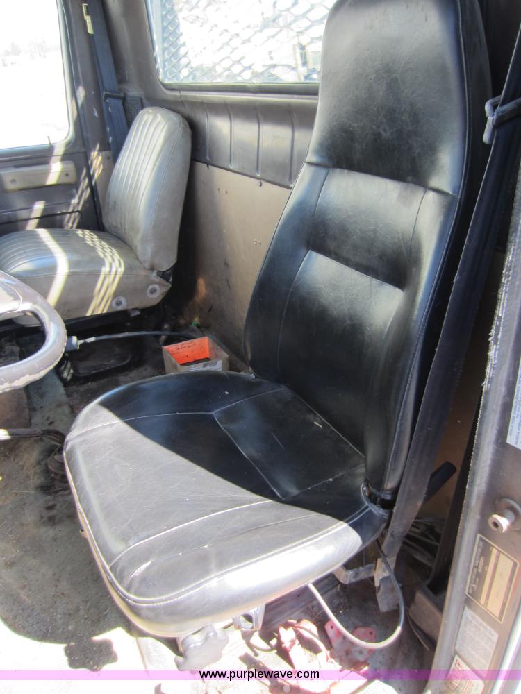 image for item C5339 1991 International 4700 flatbed truck