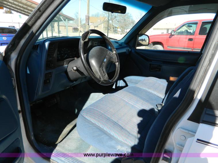image for item D8869 1994 Ford Explorer XLT SUV