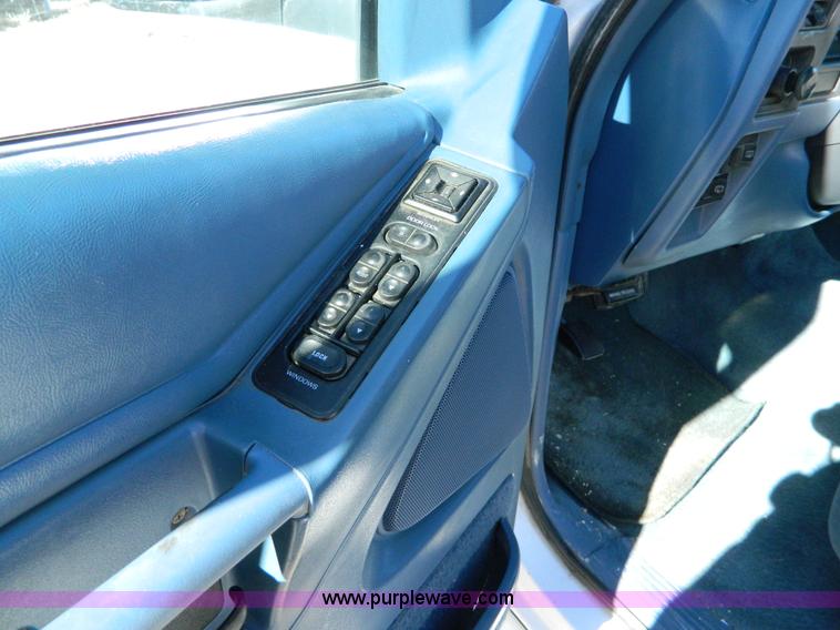 image for item D8869 1994 Ford Explorer XLT SUV