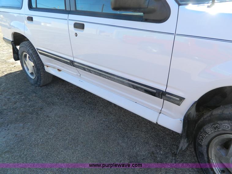 image for item D8869 1994 Ford Explorer XLT SUV