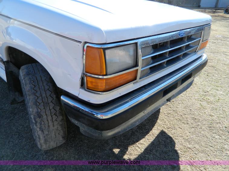 image for item D8869 1994 Ford Explorer XLT SUV