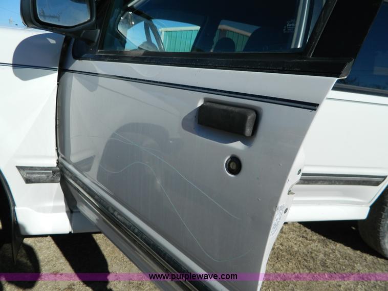 image for item D8869 1994 Ford Explorer XLT SUV