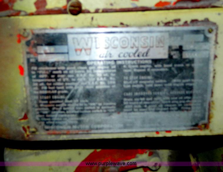 image for item E9433 Wisconsin gas engine