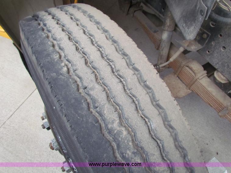 image for item I9671 1990 Ford B700 school bus