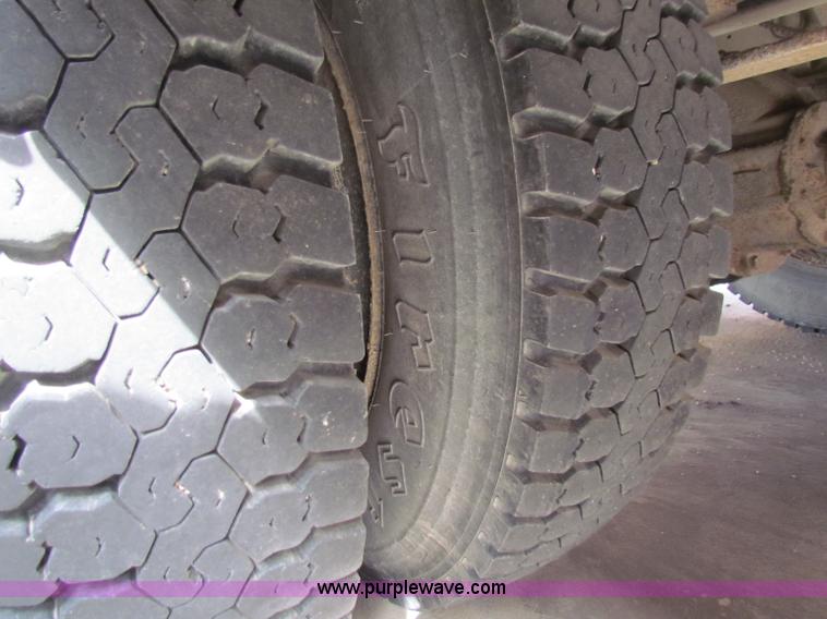 image for item I9671 1990 Ford B700 school bus