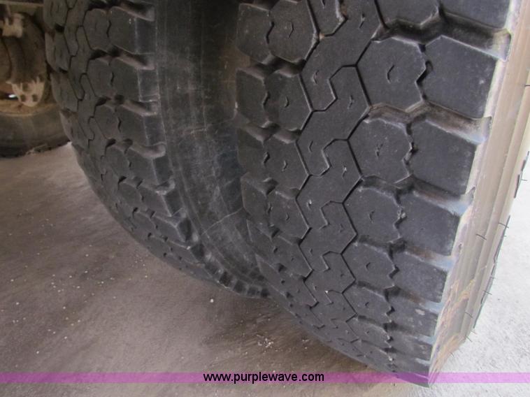 image for item I9671 1990 Ford B700 school bus