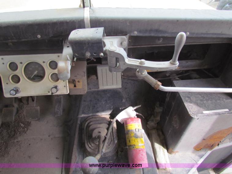 image for item I9672 1989 Ford B700 school bus