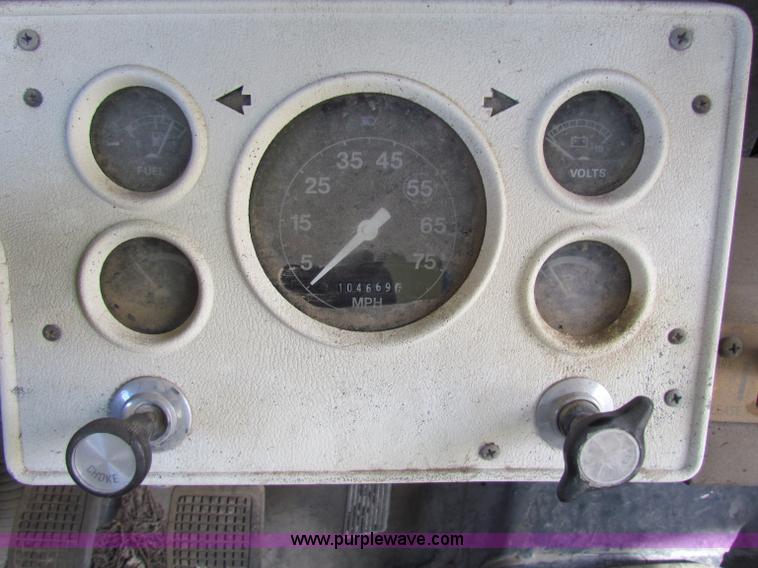 image for item I9672 1989 Ford B700 school bus