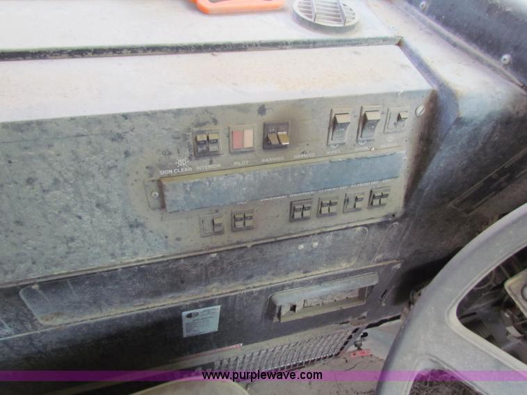 image for item I9672 1989 Ford B700 school bus