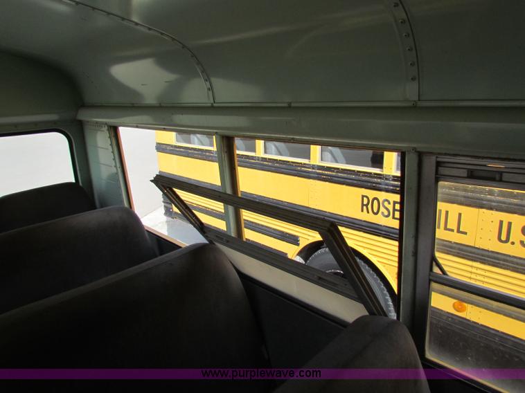 image for item I9672 1989 Ford B700 school bus