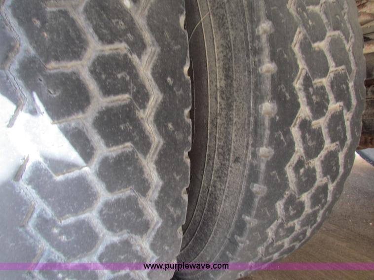 image for item I9672 1989 Ford B700 school bus