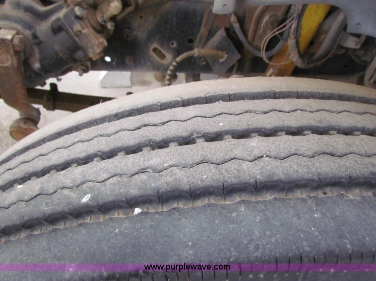 image for item I9672 1989 Ford B700 school bus