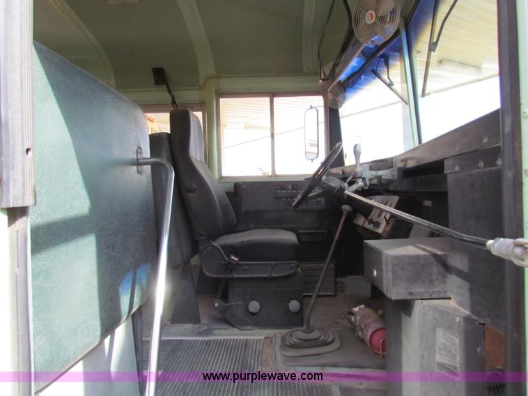 image for item I9673 1991 Ford B700 school bus