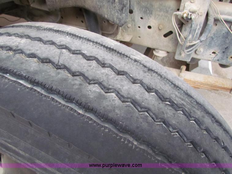 image for item I9673 1991 Ford B700 school bus