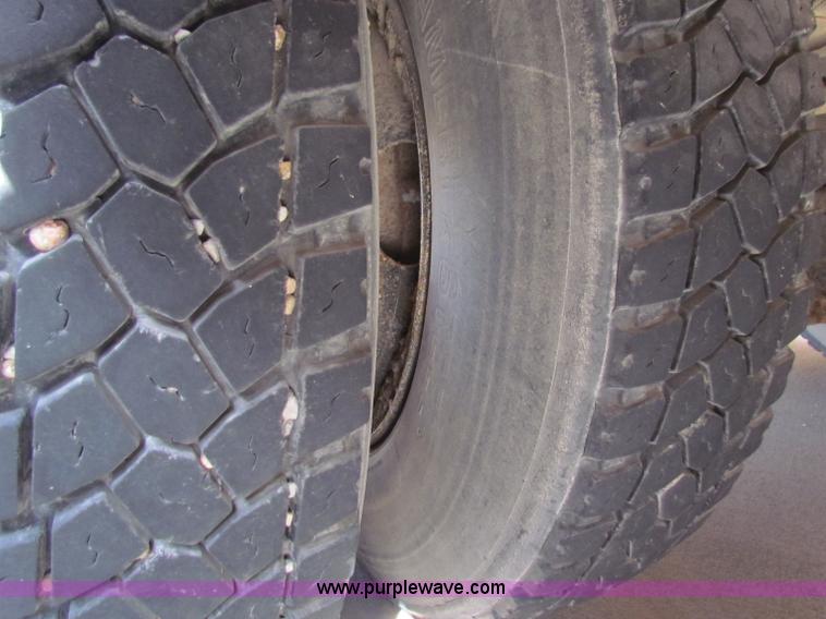 image for item I9673 1991 Ford B700 school bus