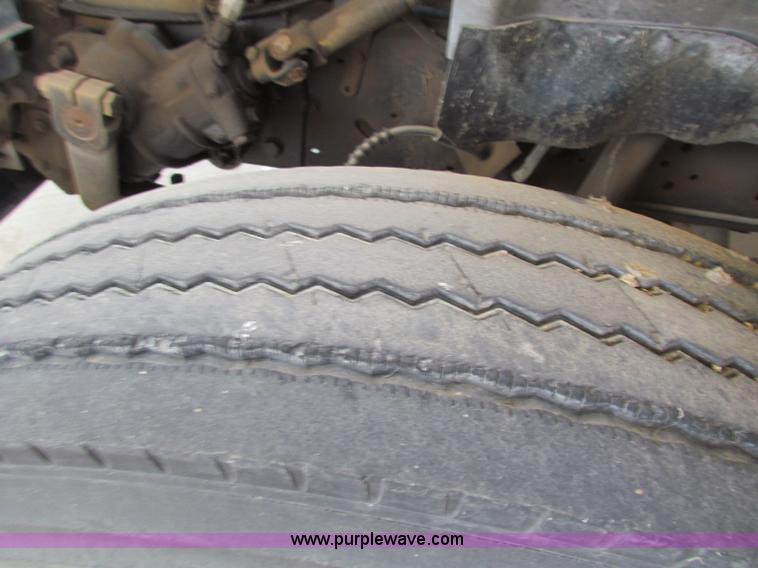 image for item I9673 1991 Ford B700 school bus