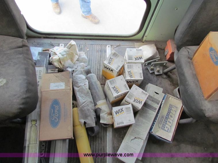 image for item I9675 1987 Ford B700 school bus