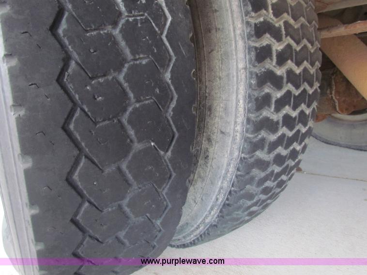 image for item I9675 1987 Ford B700 school bus