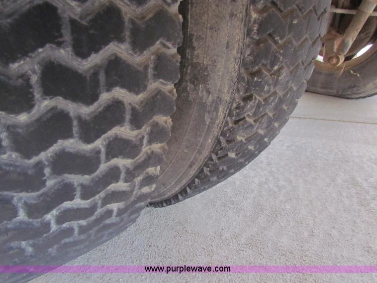 image for item I9675 1987 Ford B700 school bus