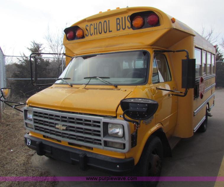image for item I9676 1992 Chevrolet G30 school bus