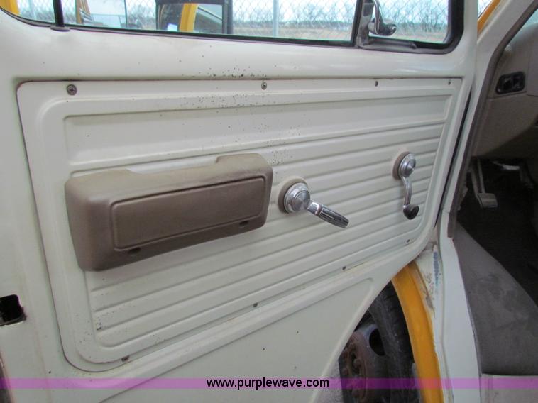 image for item I9676 1992 Chevrolet G30 school bus