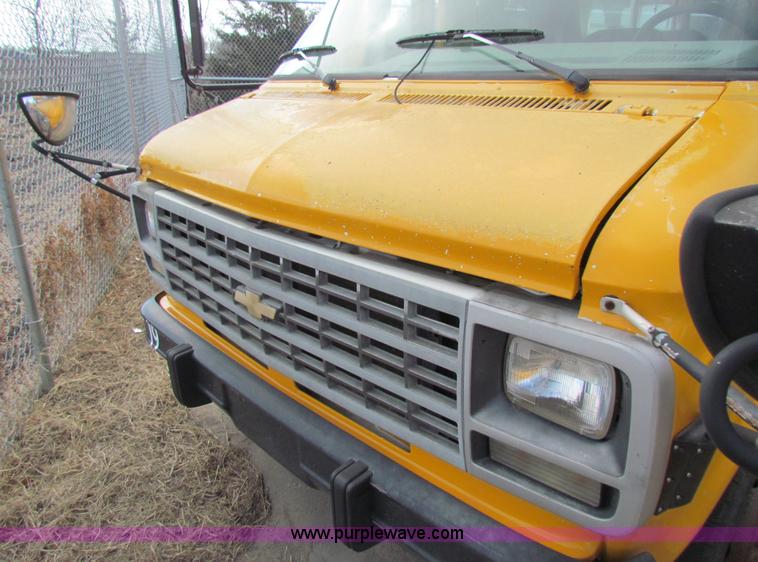 image for item I9676 1992 Chevrolet G30 school bus