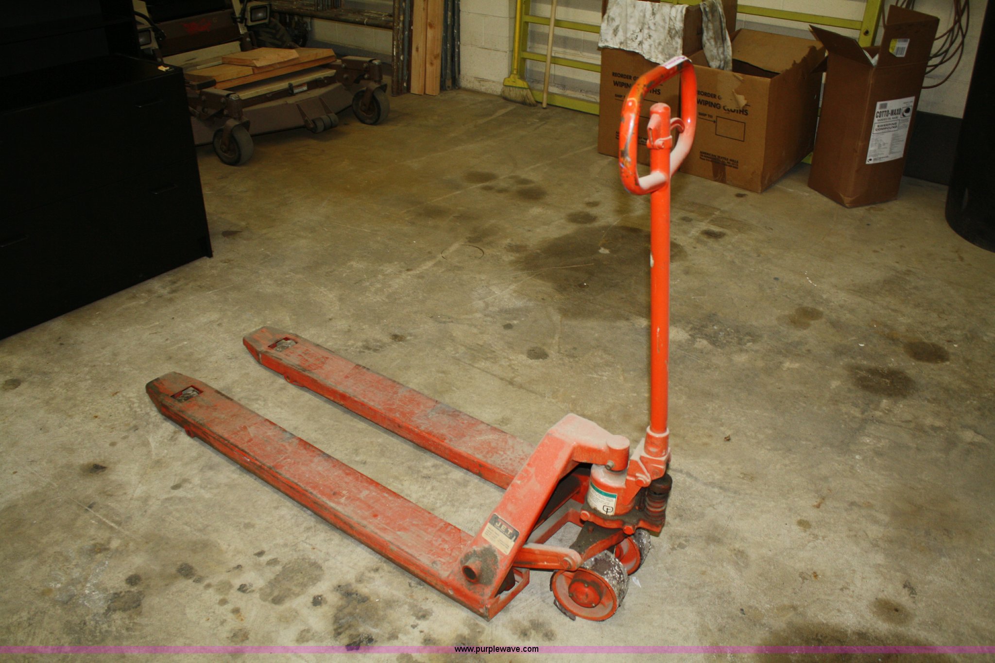 Pallet jack in Kansas City, KS Item H9715 sold Purple Wave