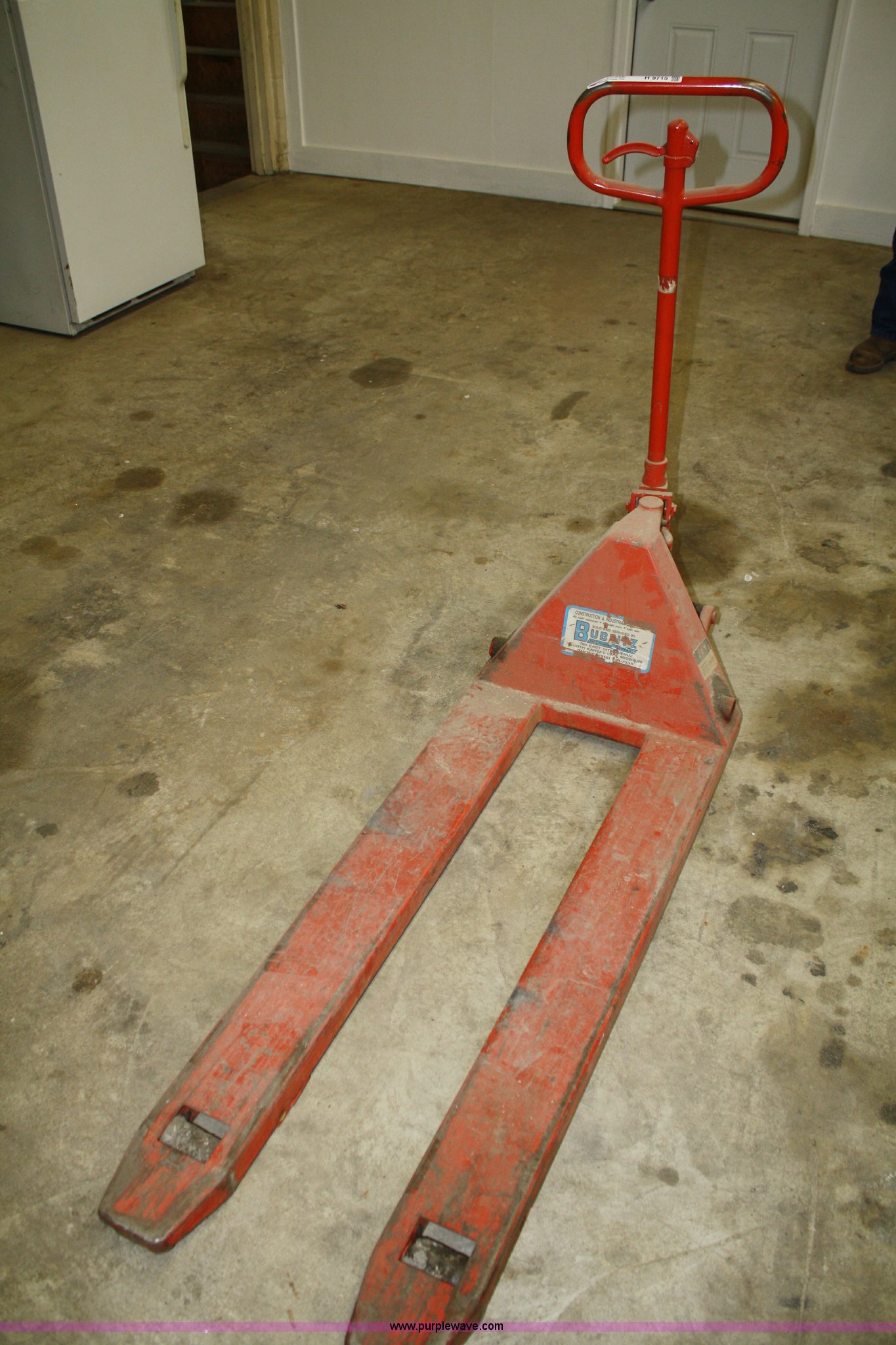 Pallet jack in Kansas City, KS Item H9715 sold Purple Wave