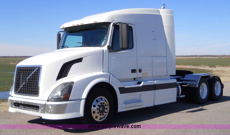 image for item A1875 2004 Volvo VNL 64T semi truck